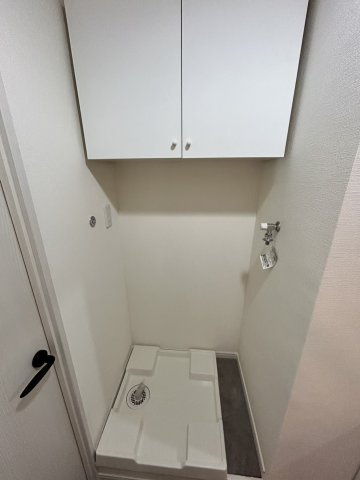 洗濯機置場を備えた使い勝手の良いランドリースペース。毎日の洗濯もスムーズに行える、快適な水回りです。