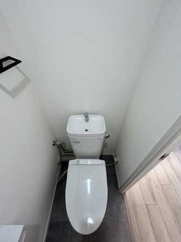 清潔感のある明るいトイレ空間。毎日使う場所だからこそ、快適さと使いやすさに配慮された空間です。