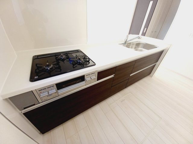 同施工◆キッチンの写真です◆　料理好きな人必見♪キッチンスペース広々！　対面式キッチンですので、お食事の準備をしながらご家族との会話を楽しめます☆　　