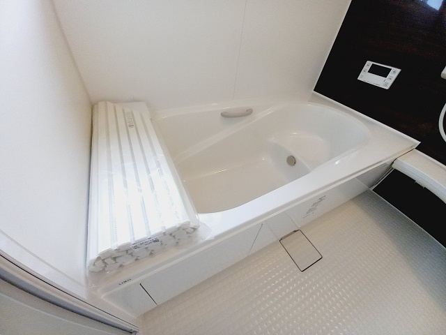 同施工◆ユニットバスの写真です◆　毎日の疲れを癒す広々とした浴室は、足を伸ばしてゆっくりとくつろげます♪　好きな音楽を聴いたり、動画を見たり、半身浴をして　自分だけの癒し時間が楽しめますね！　　