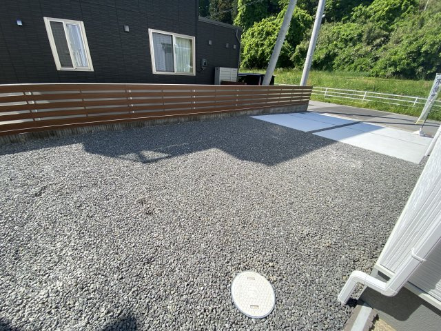 同施工◆カースペースの写真です◆　陽当りの良い駐車場は週末の洗車も快適です♪お車の他にも、自転車をとめられそうなスペースもございます。　