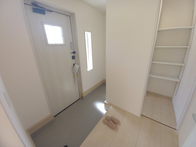 同施工◆玄関の写真です◆　お洒落な玄関は気分が良いですね♪広々とした玄関になっております。　ご両親やお友達が来ても、靴の置き場に困ることはありません。収納力たっぷりで、整理整頓も楽ちんですね。　　　