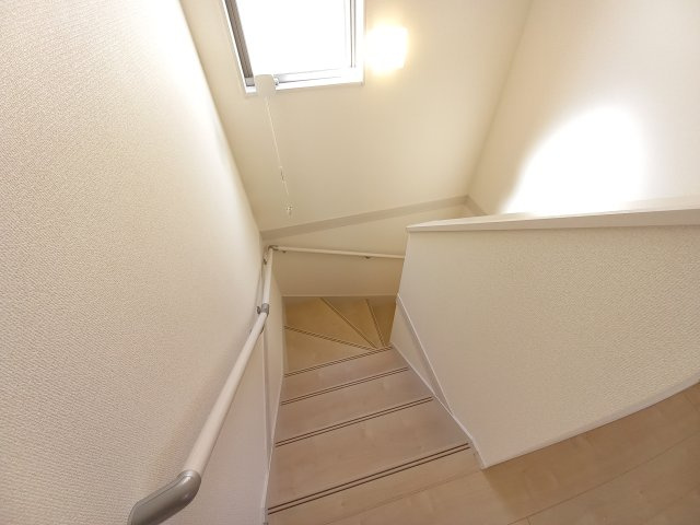 同施工◆階段の写真です◆　窓から日が差して足元がしっかり確認できますね♪　さりげなく光があふれ、階段全体を柔らかく照らしています。　　　　