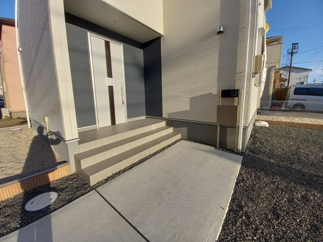 同施工◆玄関の写真です◆　お洒落な玄関は気分が良いですね♪広々とした玄関になっております。　ご両親やお友達が来ても、靴の置き場に困ることはありません。収納力たっぷりで、整理整頓も楽ちんですね。　　