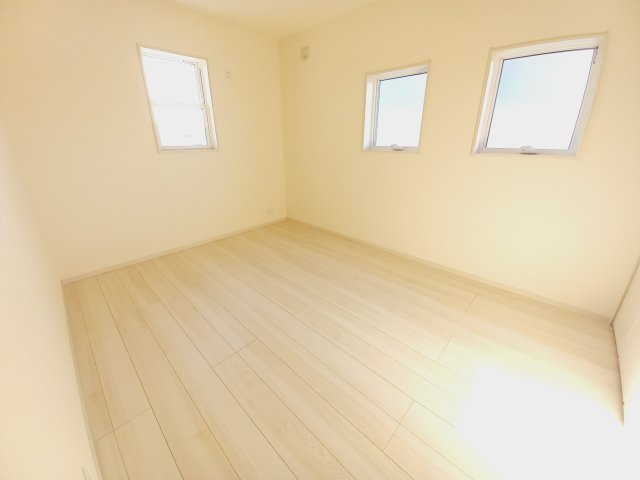 同施工◆居室の写真です◆　柔らかい陽光が差し込む明るいお部屋を演出☆　使い勝手の良い間取りなので、ご家族の状況の変化にも耐えられますね。　　