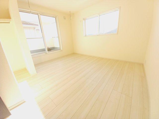 同施工◆居室の写真です◆　充分な広さの収納を備え、採光良好な洋室は、快適空間。プライベートの時間もゆったりお寛ぎ頂けそうです。　　