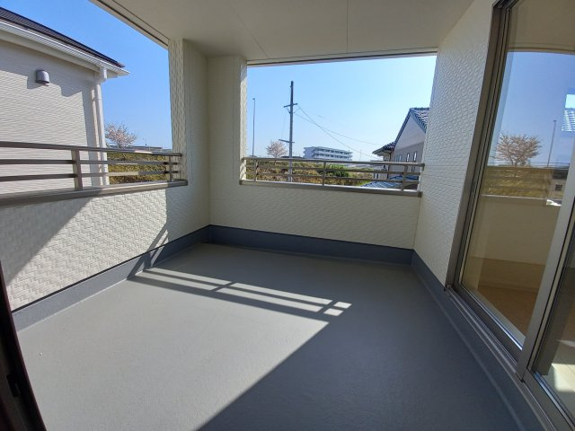 同施工◆バルコニーの写真です◆バルコニーには二部屋から出入りできます♪たくさん干せてよく乾き、いつもふかふかの洗濯物！心地よい日差しやさわやかな風を感じることができます。　　