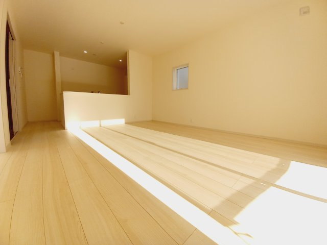 同施工◆居室の写真です◆　日当たり良好の居室は気持ちが良いですね。　家族構成によって色んなアレンジを加えられます♪それぞれにプライベートなスペースを持ち、子どもたちの成長も見守ることができますね。　　