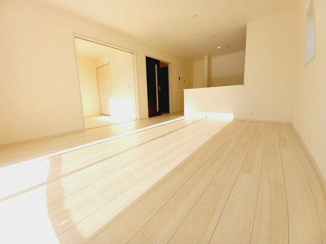 同施工◆リビングの写真です◆　休日はリビングで、ゆっくりとテレビ鑑賞など…楽しみが増えますね。　家族のコミュニケーションがより一層深まります。　　