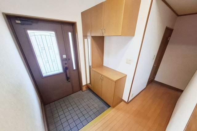 玄関：下駄箱付き。靴をすっきり収納でき、玄関スペースを整えて保てます。