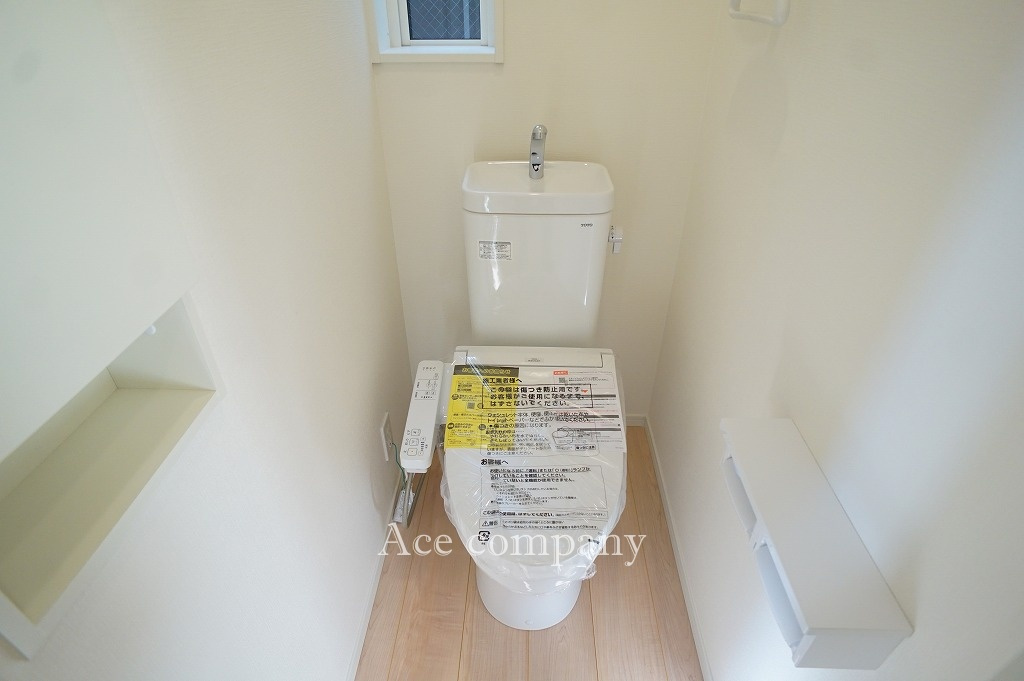 【同社による同仕様の施工例】トイレは1階と2階の各階に完備♪ともに同仕様のシャワートイレです☆