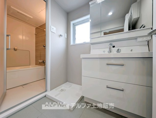 【Powder　room】　◆独立洗面台◆朝の身支度や帰宅後の手洗いも快適に行える独立洗面台。収納スペースも備えており、洗面用品をすっきり整理できる使い勝手の良い空間です。