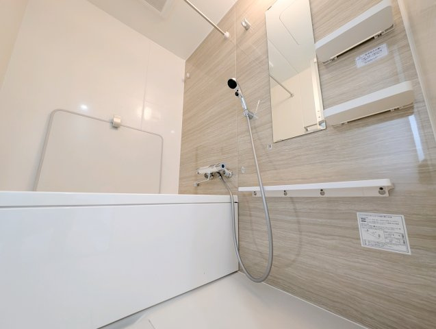 【Relax　bath】　◆バスルーム◆やわらかな照明に包まれた浴室空間。ゆったり湯船に浸かりながら、一日の疲れを癒し、心まで落ち着く時間を過ごせます。