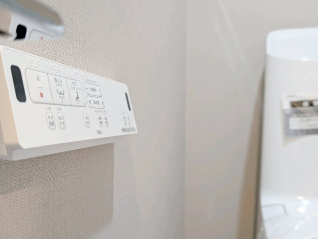 【Warm　water　flush　toilet】　◆温水洗浄便座付きトイレ◆お掃除も楽々。快適に過ごすためには今や欠かせない設備の一つです。壁掛けリモコンで使いやすくいつでも清潔に保てます。
