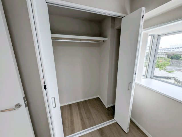 【multi　room】　◆多用途に使える一室◆収納やワークスペースとしても活用できる洋室。家族構成やライフスタイルに合わせて柔軟に使える空間です。