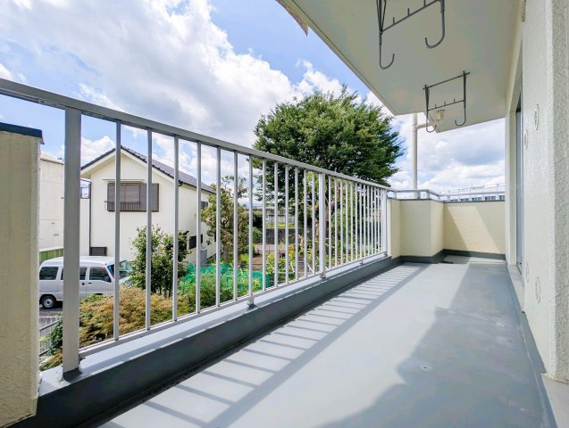 【Sky　Terrace】　◆日常に開放感を◆外へ視線が抜けるバルコニーは、室内に明るさを届けるだけでなく、ちょっとしたリフレッシュ空間としても活躍します。