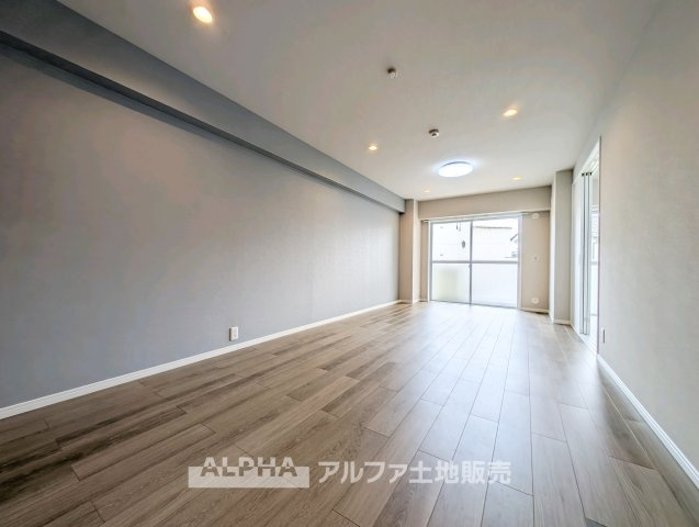 【Weekend　Living】　◆休日も心地よく◆　家族で映画を楽しんだり、ゆっくりコーヒーを味わったり。何気ない休日の時間を豊かにしてくれるリビングです。