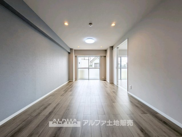 【Family　Living】　◆家族が集うリビング◆　食事のあとも自然と会話が弾み、テレビを囲んでくつろぐ時間を楽しめるリビング。家族が顔を合わせる機会を自然と育む空間です。