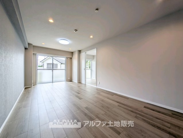 【Time　Together】　◆日常を彩る空間◆　食事や会話、読書や映画鑑賞など、ご家族それぞれの過ごし方を受け止めるリビング。何気ない日常を心地よい時間へとつなげます。