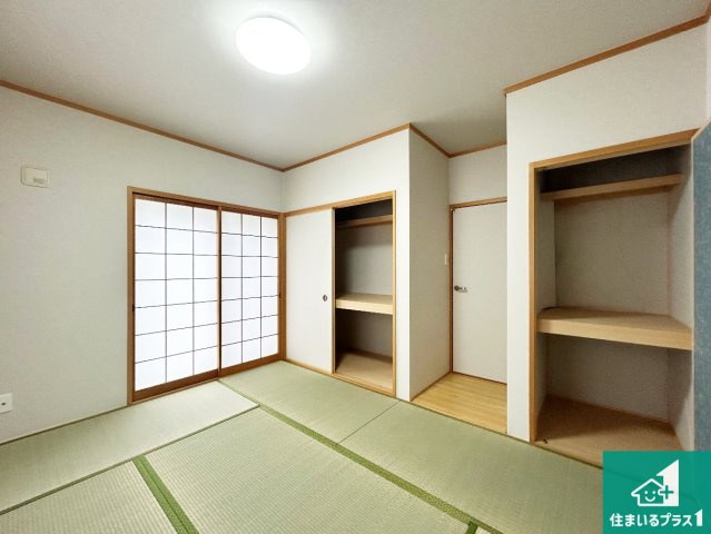 一室あると便利な和室は客間としてだけでなく、小さなお子様のプレイルームや食後のくつろぎスペースとしてもご利用いただけます。