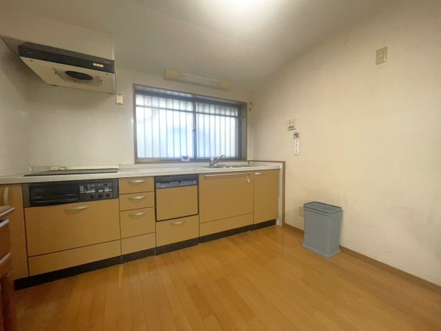 ゆとりある広さのキッチンスペース。窓があり自然光が入るため、明るい環境でお料理ができます。収納付きのシステムキッチンで調理器具や食器もすっきり整理可能。ダイニングテーブルも配置しやすい広さがあります。