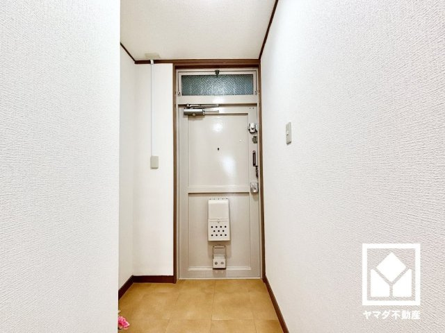 欄間の窓から光が差し込み、外出時にも帰宅時にも、明るい気持ちになれる玄関です。