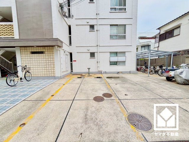 敷地内に平面式の駐車場を設置。重い荷物や雨の日の移動もスムーズで、快適なカーライフを実現。空き状況等の詳細は弊社スタッフまでお気軽にお問い合わせください。