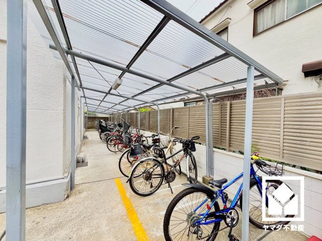 屋根付き駐輪場なので、雨や風、直射日光から自転車を守ることができます。バイク置き場もございます。