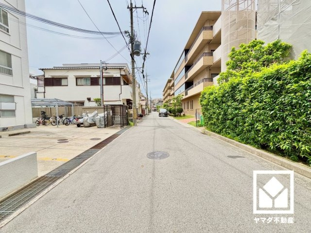 「セブンイレブン西宮花園町店」まで徒歩2分、「コーヨー甲子園店」まで徒歩5分、「ドラッグストアライフォート甲子園店」まで徒歩6分など、お買い物施設が徒歩圏内に複数あり便利な住環境です。