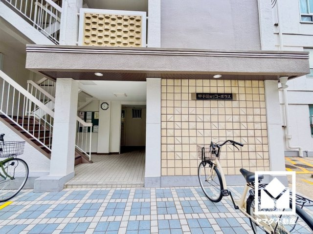 広々とした明るいエントランス。定期的な清掃・管理体制が整っており、帰宅時や来客時にも気持ちの良い空間です。