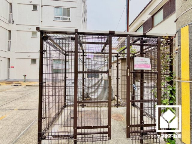 衛生面への配慮もうかがえる、心地よく利用できるごみ置き場です。