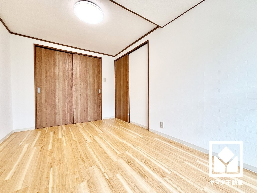 約6帖の南側洋室です。北側洋室と隣接する引き戸のお部屋で、一体利用も可能です。