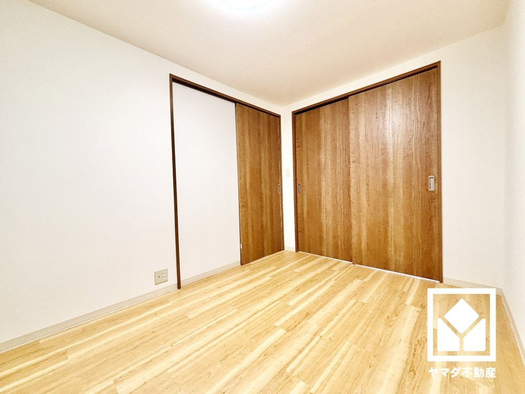 約6帖の北側洋室です。全居室6帖のゆとりある居住空間?で、広々お使いいただけます。