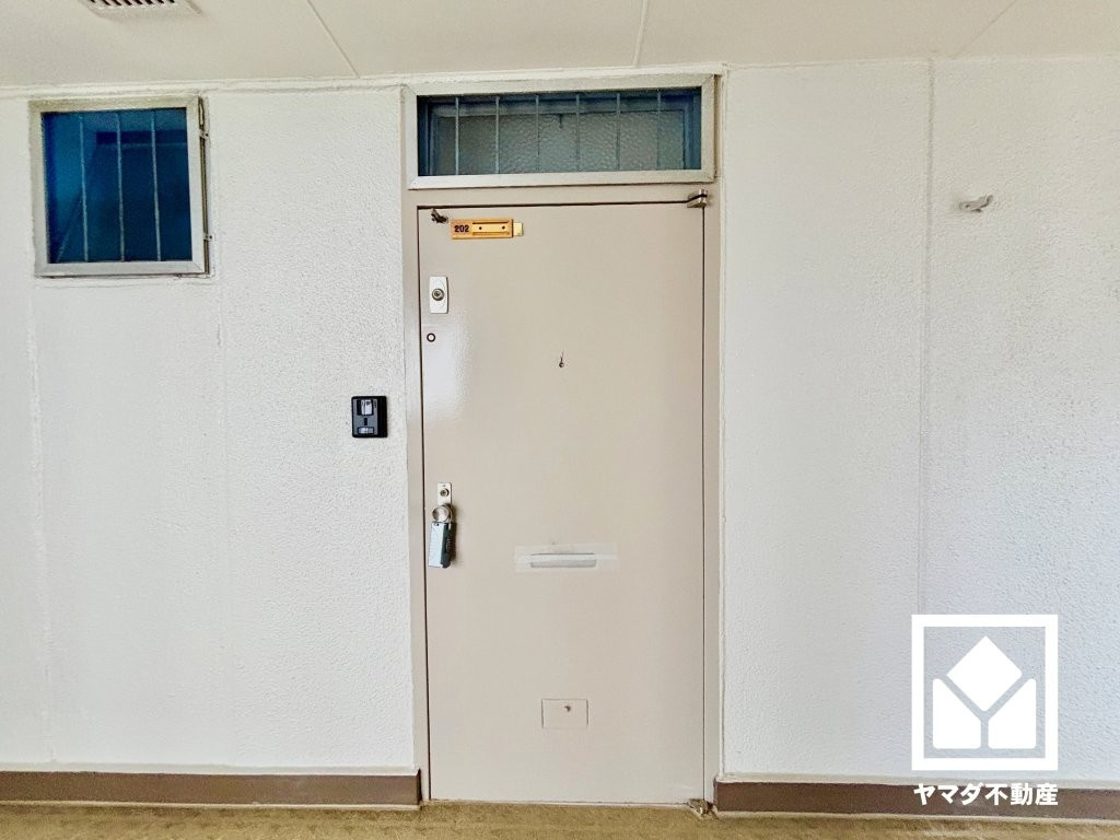 シンプルで洗練された玄関デザイン。帰るたびにホッとできる、心地よい住まいの入り口。