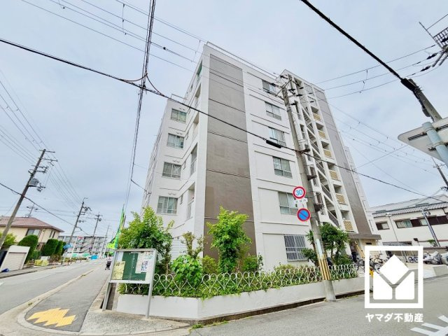 阪神本線「甲子園」駅まで徒歩12分、JR東海道本線「甲子園口」駅まで徒歩20分、阪急今津線「今津」駅まで徒歩25分の立地。