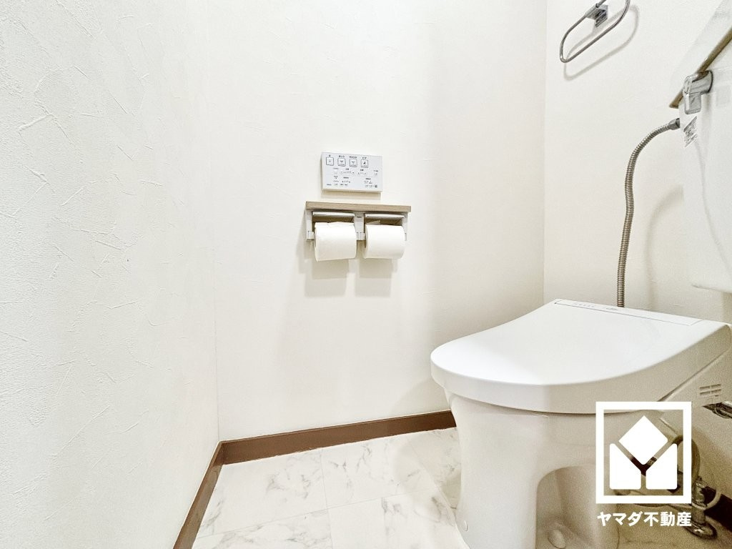 お手入れがしやすく節水効果も高いタンクレストイレです。温水洗浄便座付きで、季節を問わずいつでも温かい便座をお使いいただけます。