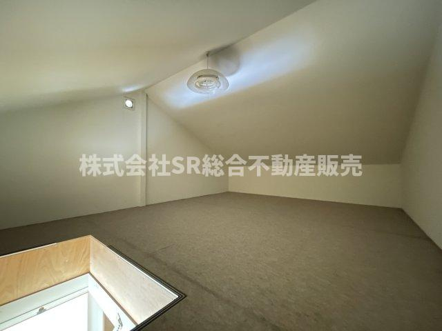 屋根裏収納付きで収納には困りません！