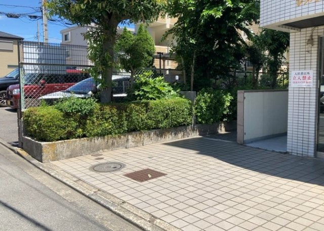 中庭（パティオ）とは、一つの建築物の内部に設けられた、壁などで囲われている庭のことを指します。コの字型、ロの字型が主流ですが、L字型の中庭もあります。最近では、インテリア性の高さからも人気があります。