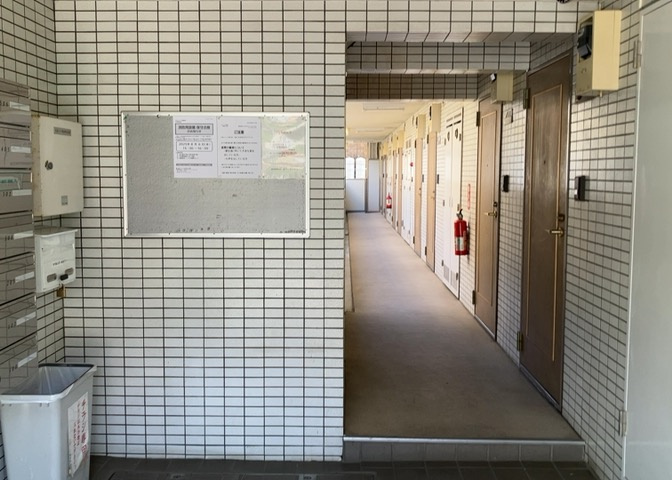 ラウンジは、マンションの共用スペースに椅子やテーブルなどを配置した利用者が寛げる空間です。屋内型ラウンジと屋外型ラウンジがあります。共用部分の管理状況と合わせて、詳細については現地でご確認ください。