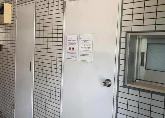 受付はマンションコンシェルジュがいる場合もあれば、管理人が滞在する小部屋を総称して呼ぶことがあります。主にエントランスに設置されていることから、防犯面でも期待ができます。防犯設備がない場合はより安心！