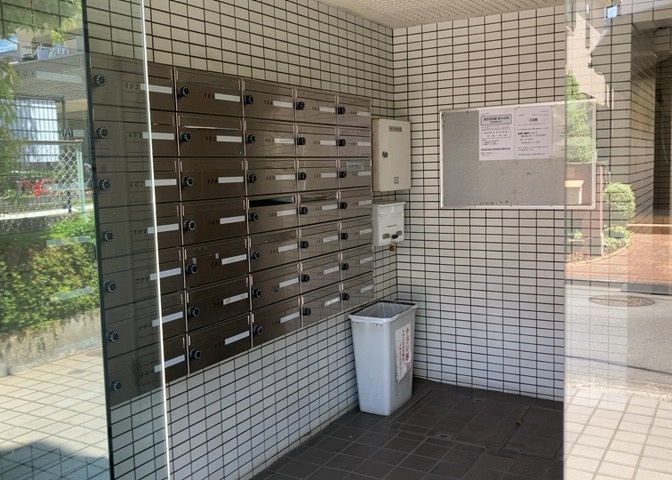 エントランス付近に設置されている集合ポストは、住んでいる部屋と離れているため、ポストをあさるなど誰かに何かされていても被害に気づきにくいです。入居する時には他人に特定されにくい番号で鍵をかけましょう！