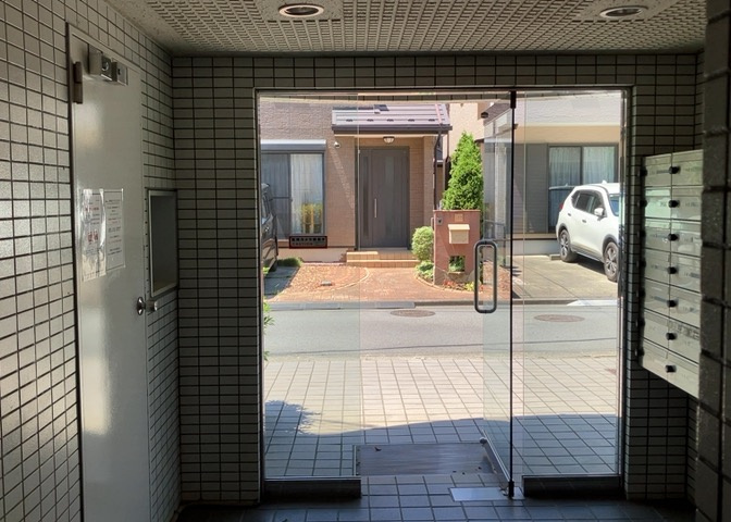 ロビーというと、エントランスと何がちがうの？と思いますよね。実はロビーとエントランスには明確な決まりはありません。物件によっては、エントランスを入って広がるある程度の広さのある空間がロビーとなります。