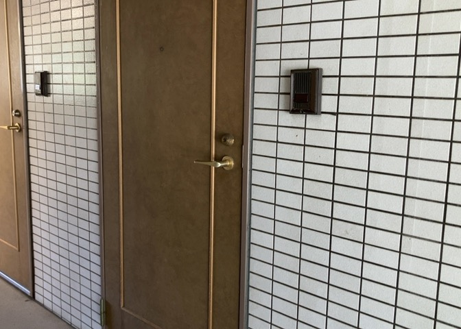 室内の防犯設備もチェックしましょう！モニター付きインターホンが設置されているか、防犯シャッターが設備されているか、ベランダに人が上がってきにくい高さかなどチェックしておくと入居後も安心できるでしょう。