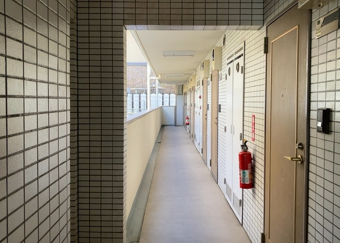 共用部分は、一棟の建物に住む区分所有者全員が共同で所有するとし、共用部分の管理、補修などは、区分所有者で形成される管理組合が行います。個人の判断で勝手に変更することはできませんので覚えておきましょう。