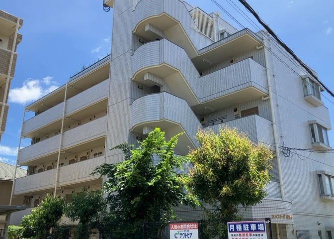 道幅が広い場所は日当たりや風通が良好です。幅が広いのですれ違いも可能ですし大きな車でも駐車可能！一方で、大型車が通ることも多くなるため交通量の増加により騒音に繋がります。また土地の値段が高くなります。