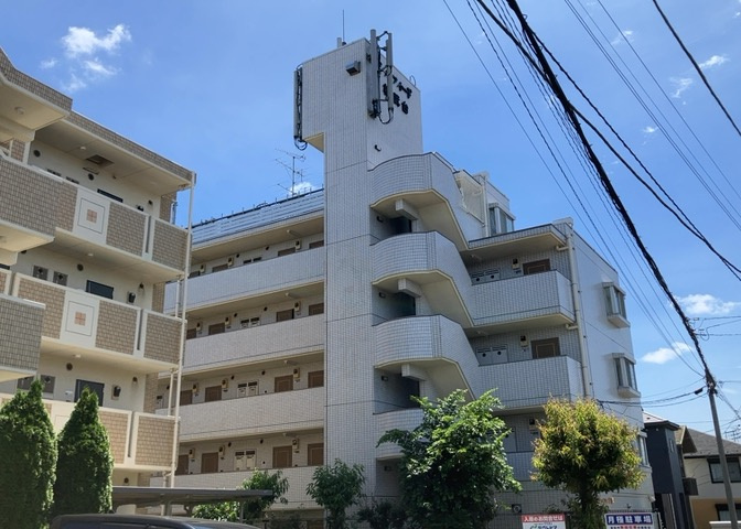 ＲＣ造、Reinforced　Concreteは直訳すると補強されたコンクリートです。主に柱や梁・床・壁が鉄筋とコンクリートで構成おり、鉄筋を組んだ型枠にコンクリートを流し込んで固めたものを指します。