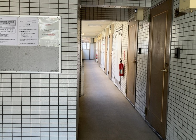 玄関は家の顔でもあり、家族以外の目にも止まる場所です。玄関は外との間を仕切る扉、靴などをしまっておく収納スペース、靴脱ぎのたたきスペース、来客とのやり取りをするドアホンなど複数のアイテムからなります。