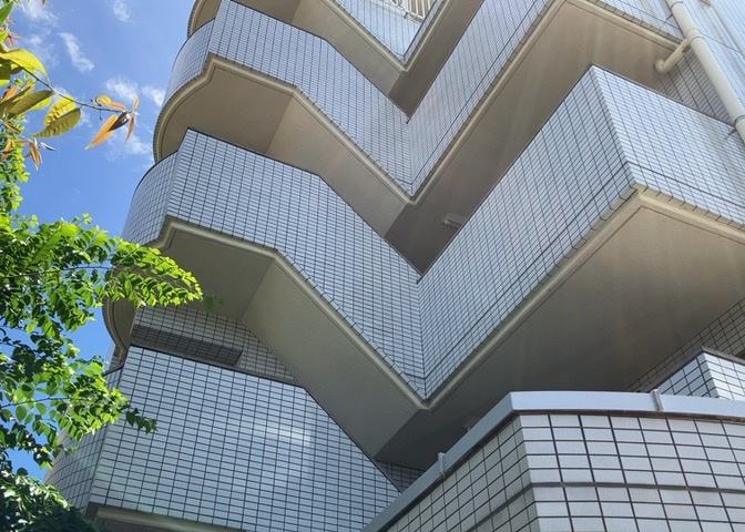 共用部分は、一棟の建物に住む区分所有者全員が共同で所有するとし、共用部分の管理、補修などは、区分所有者で形成される管理組合が行います。個人の判断で勝手に変更することはできませんので覚えておきましょう。