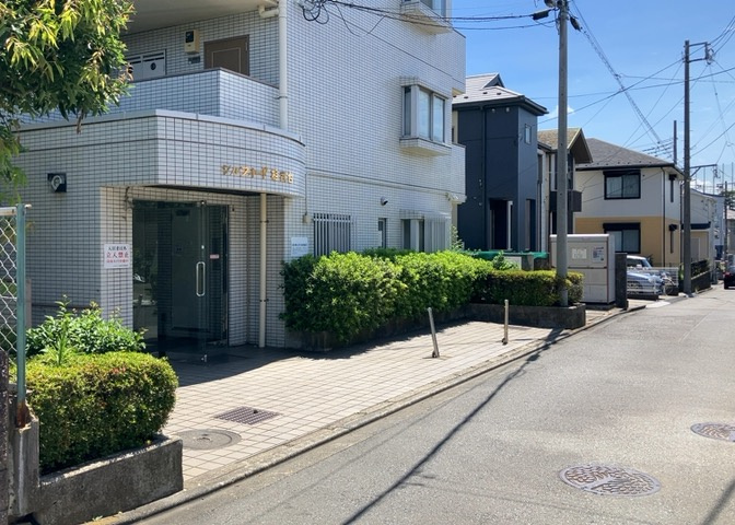 外観はマンション管理がされているかの目安になります。築年数が古いと、壁面は劣化してひび割れが生じることも！建物が古びていても細かいところが修繕されていると、きちんと管理されているなぁと感じるでしょう。