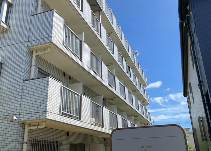 一般的なバルコニーは、奥行1.5ｍ程ですが、ワイルドバルコニーは2ｍまで広がっています。そのため洗濯物の間隔をあけ干すことができ、乾きやすいというメリットや、ガーデニングが楽しめる等の特徴があります。